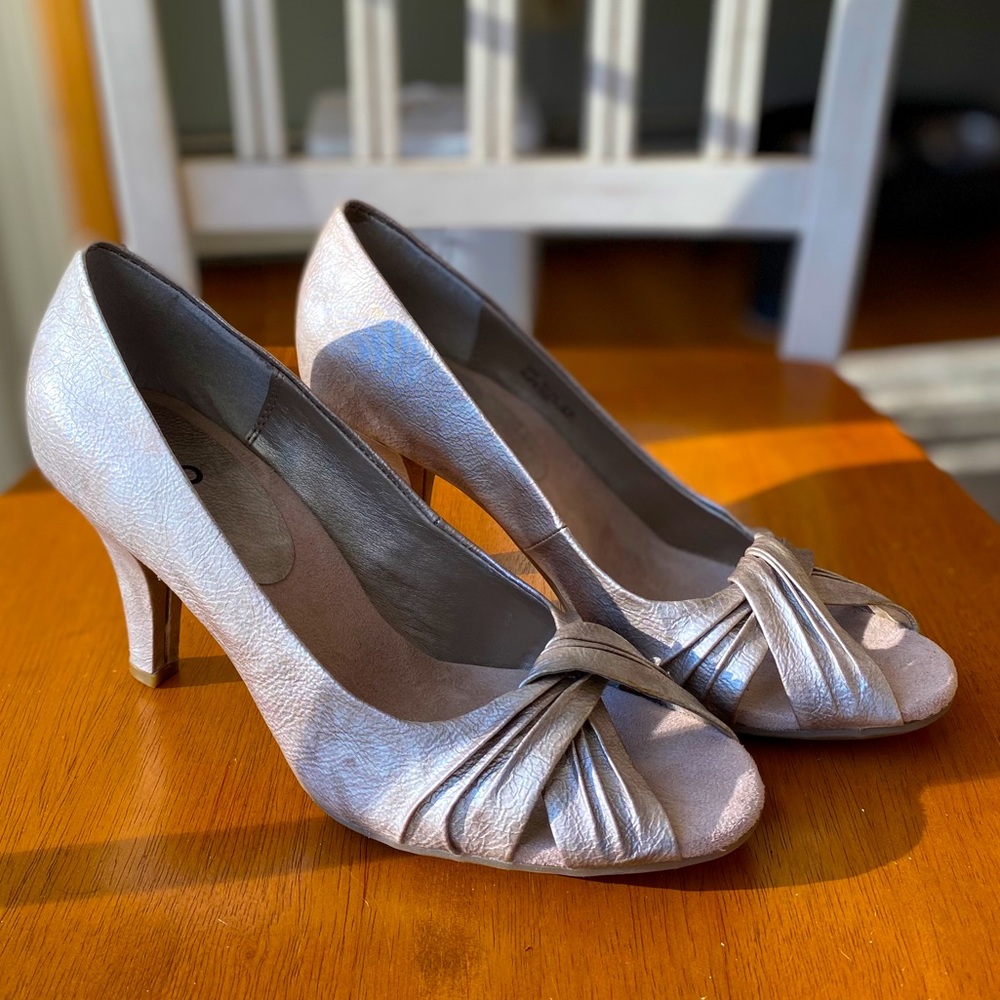 Aerosole Women’s 9M peep toe heal Tan Metallic NEW